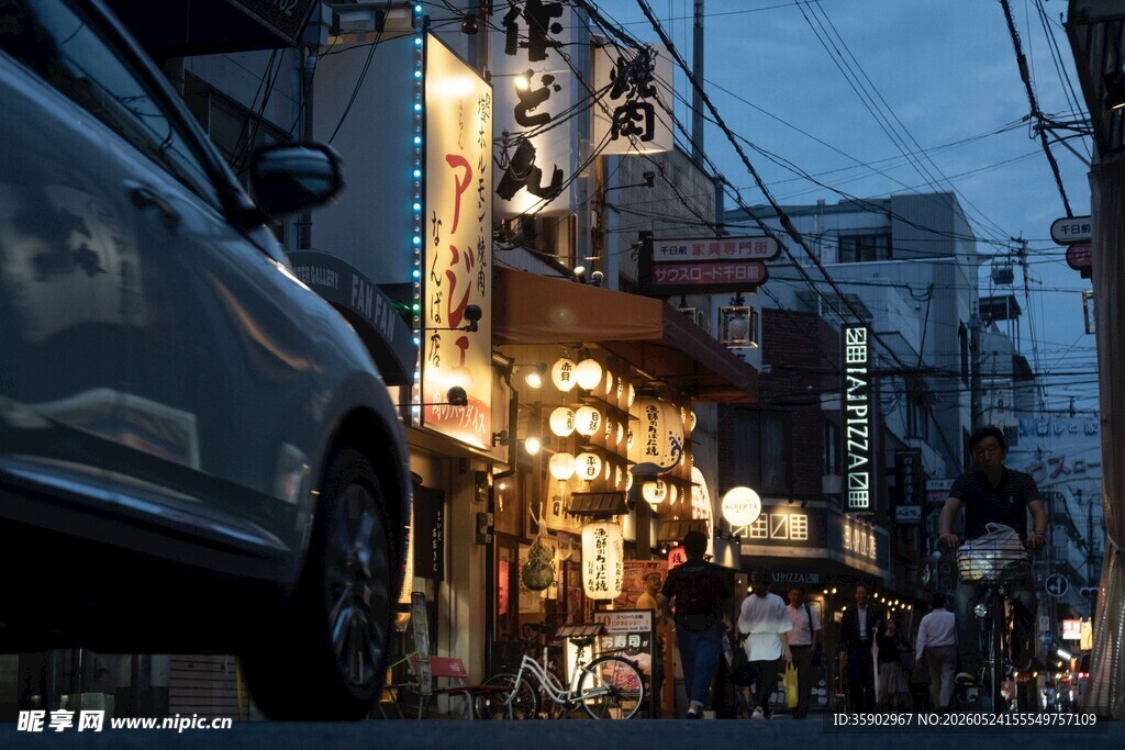 夜幕下的热闹日本街道
