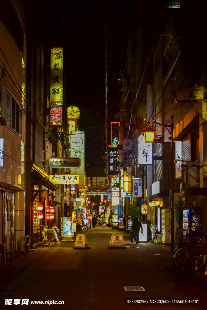 繁华都市夜巷街景