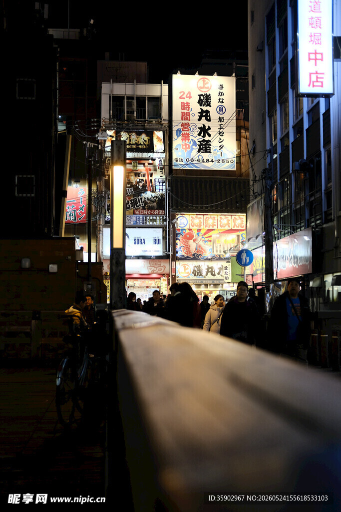 都市夜晚街头繁华景象
