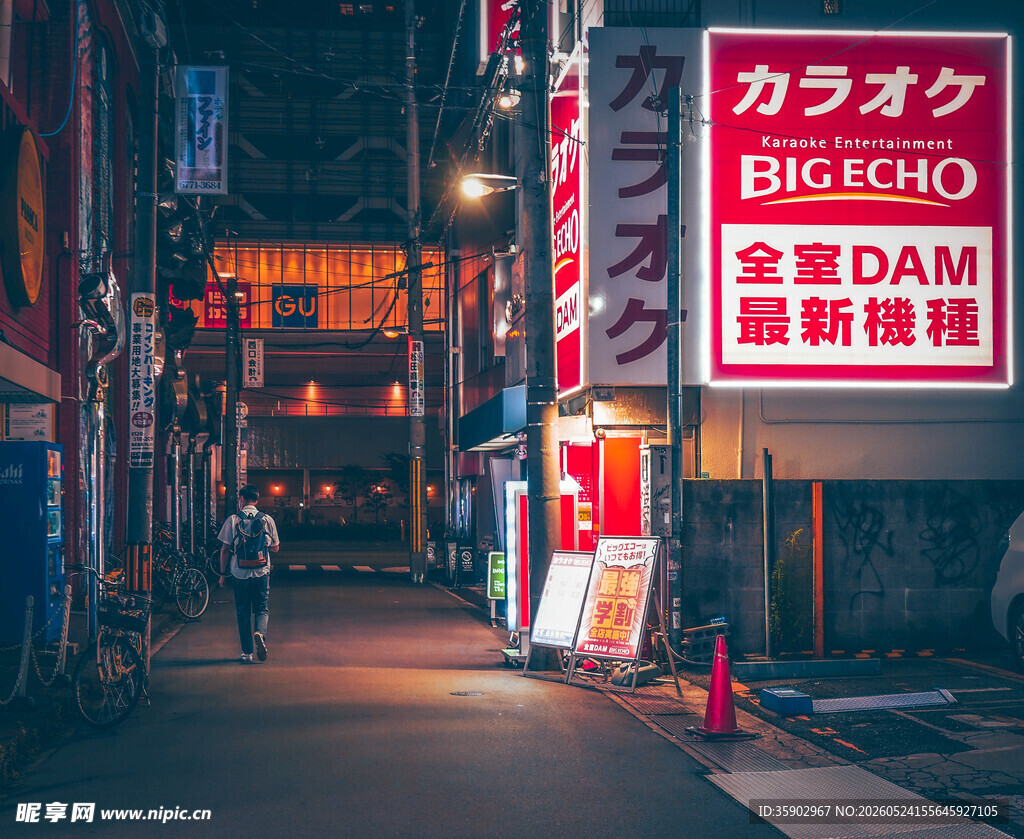 夜晚日本街头霓虹招牌