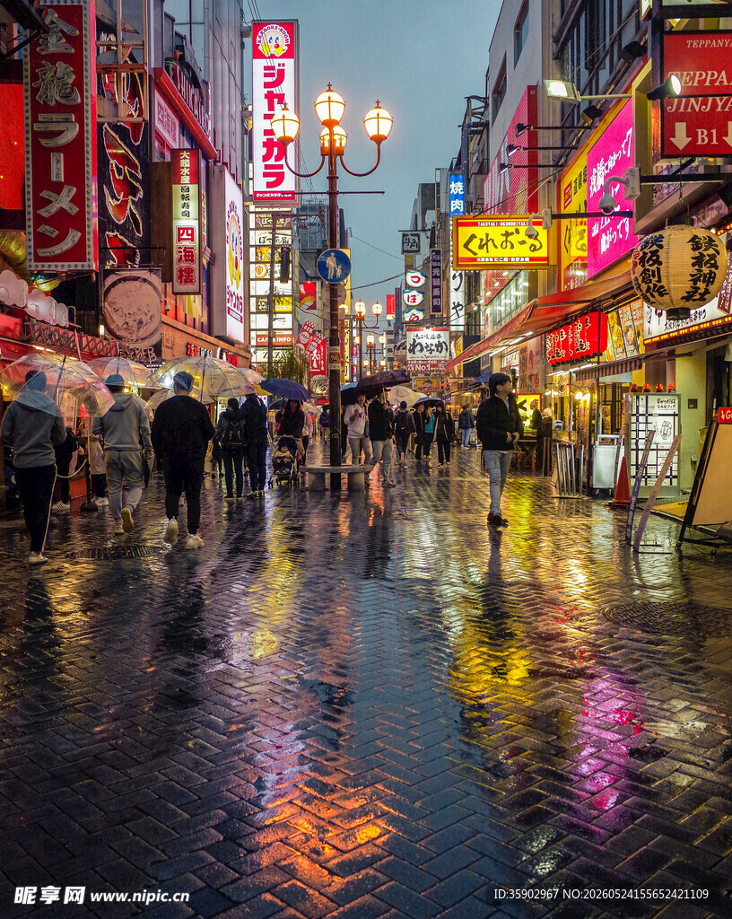 雨夜繁华的日本都市街道