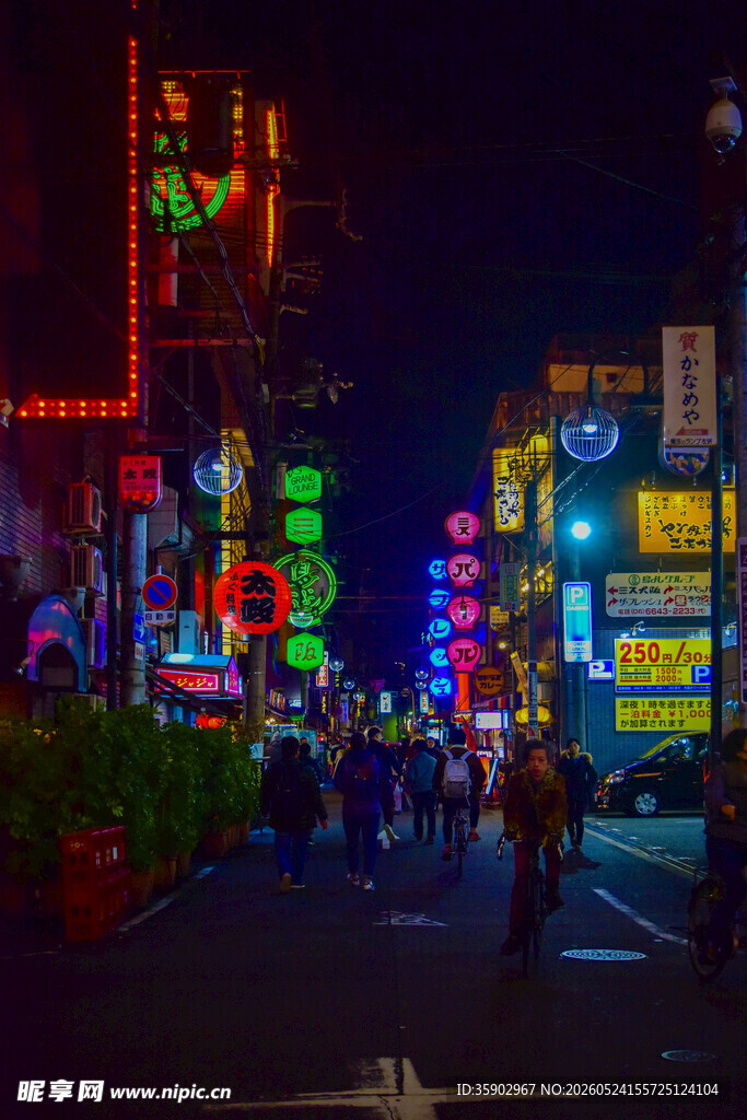 霓虹闪烁的热闹都市街道