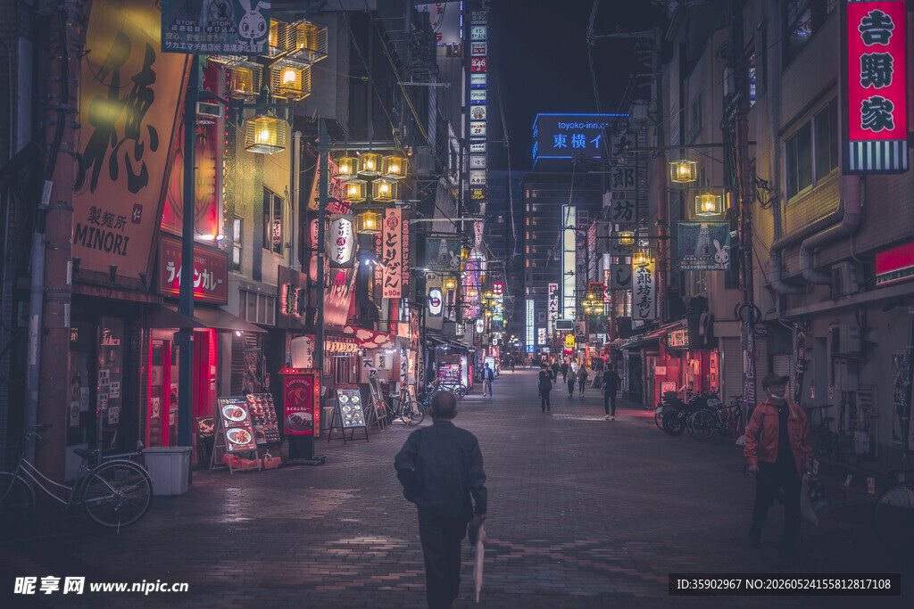 都市夜巷中的孤独身影