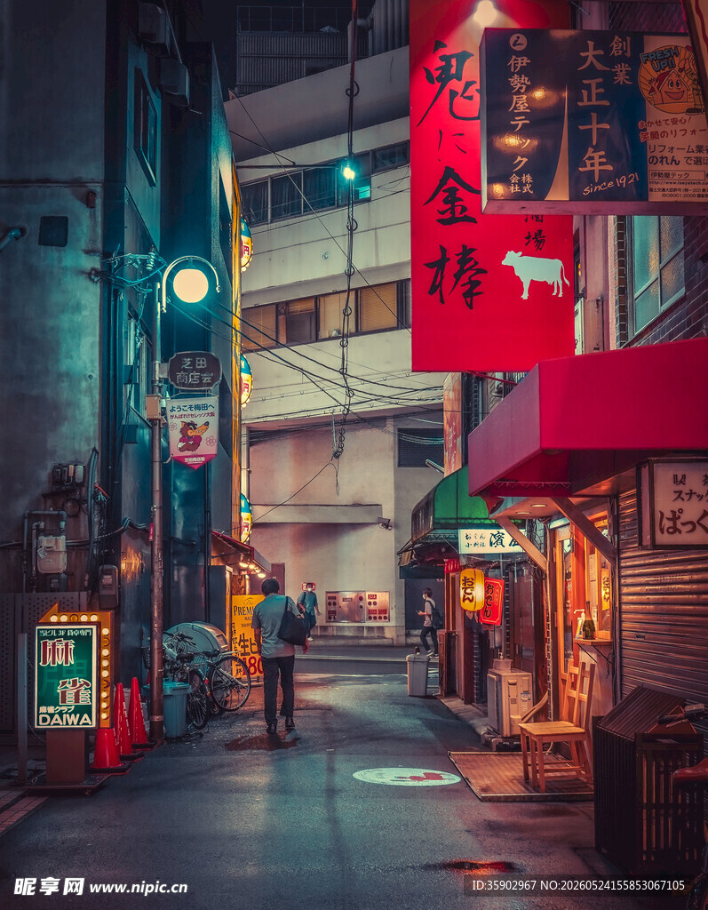 霓虹闪烁的都市小巷