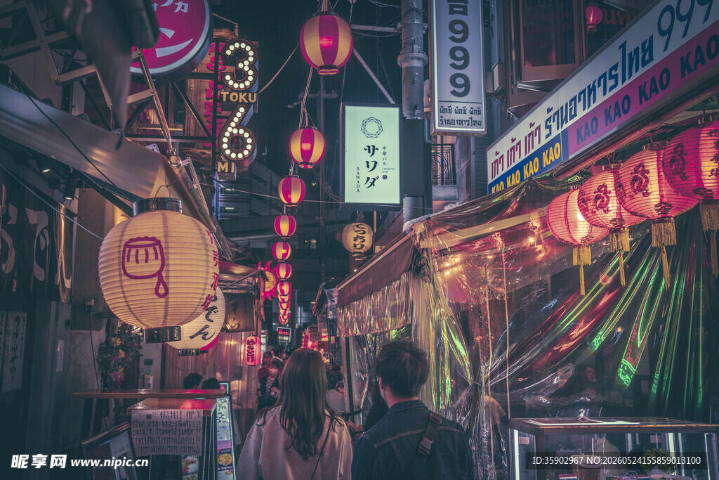 热闹的日式夜间商业街