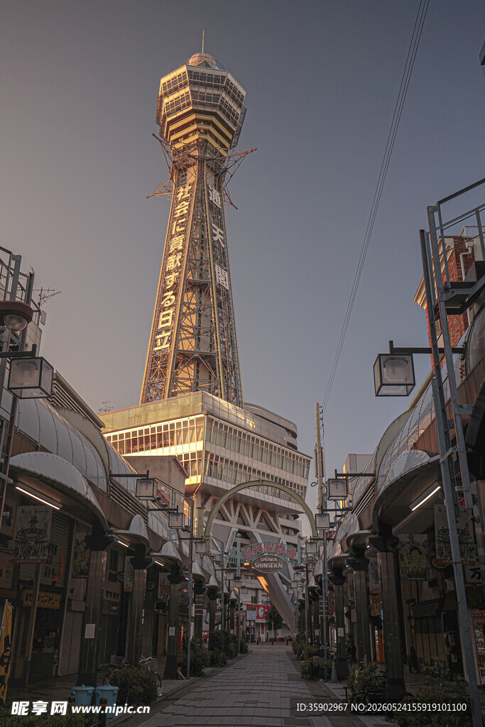 高塔下的城市街道景象