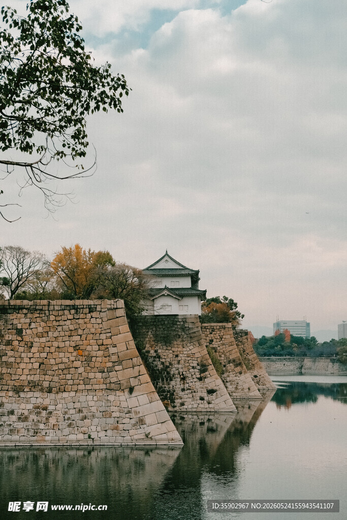 古城墙畔的中式建筑景观