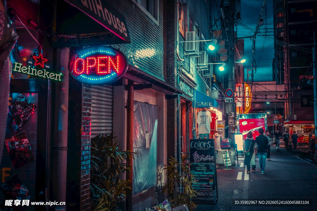 霓虹闪烁的都市街头夜景
