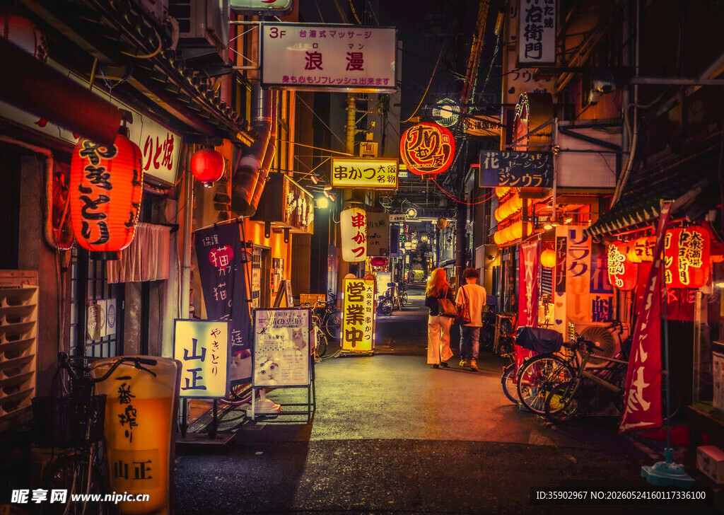 日式灯火通明的热闹小巷