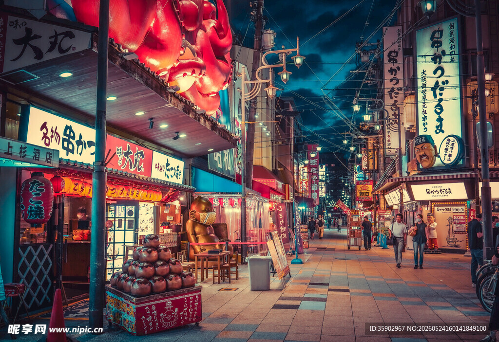 繁华都市夜巷的热闹景象
