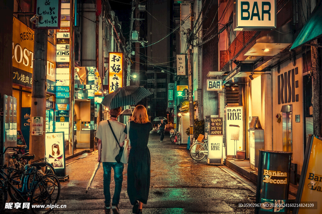 雨夜都市小巷中的行人