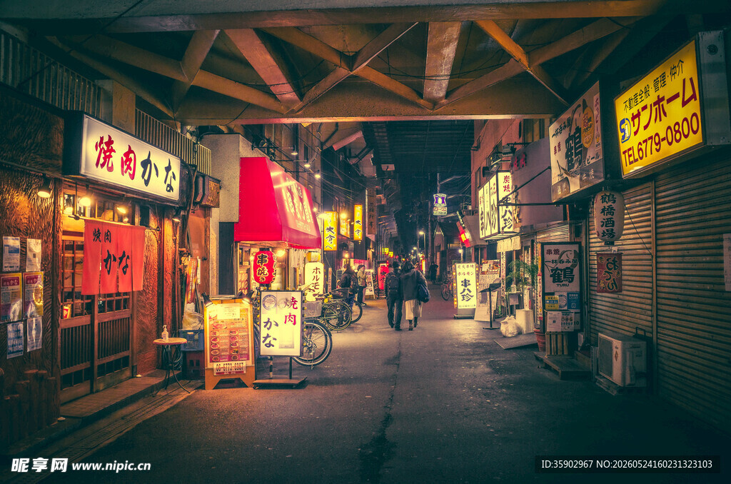 日式夜间小巷街景