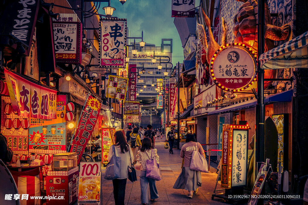繁华霓虹下的都市街道