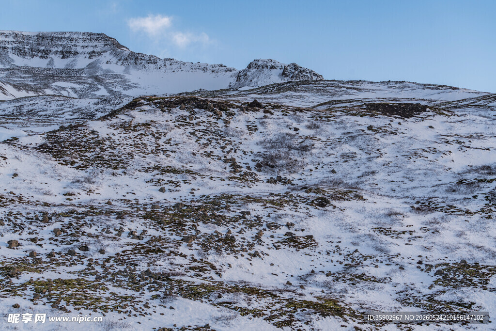雪覆山峦美景