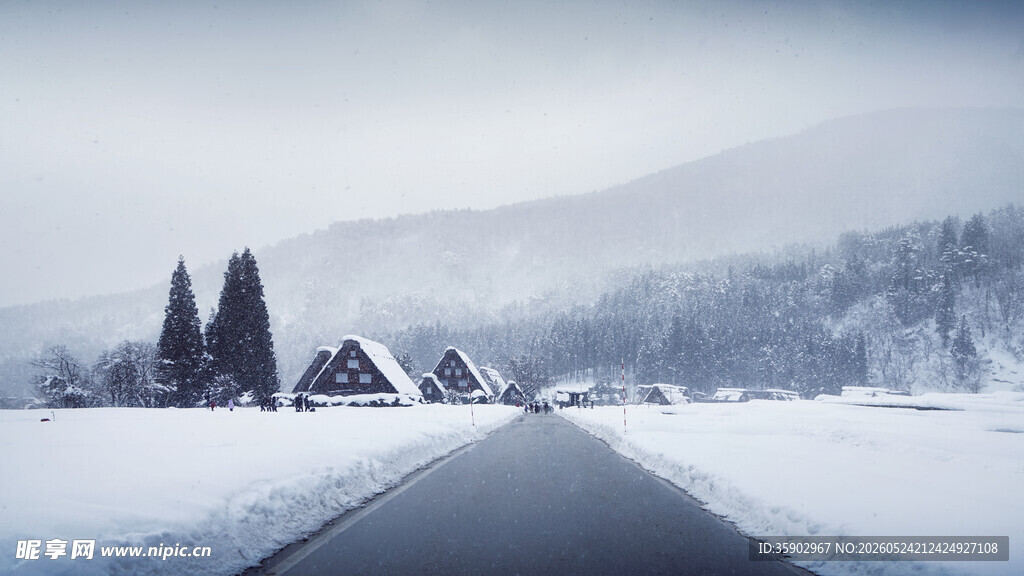 冬日雪景中的静谧公路