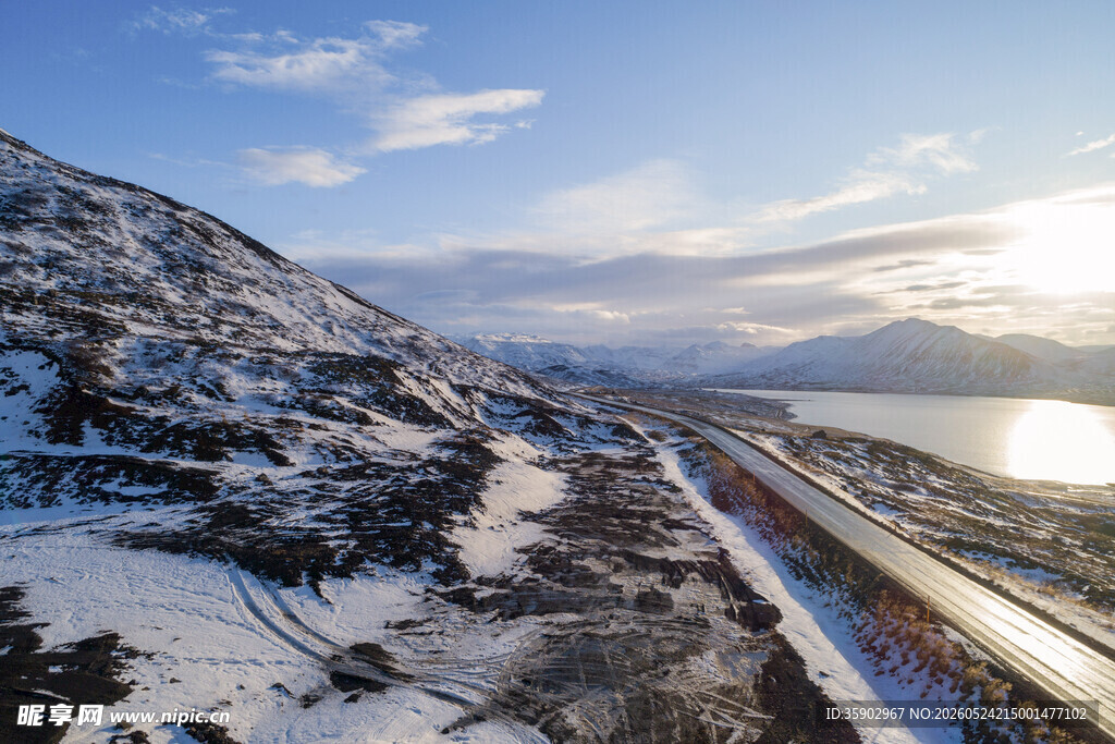 冬日雪山旁的铁路风景