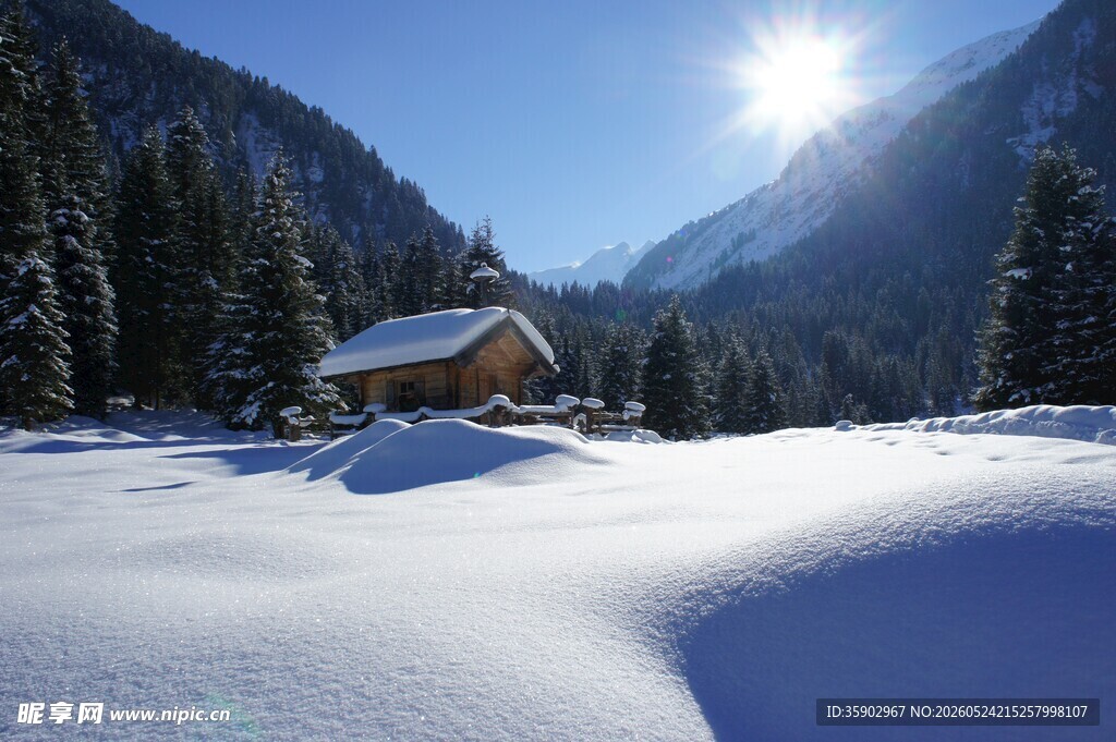 冬日山间小屋雪景