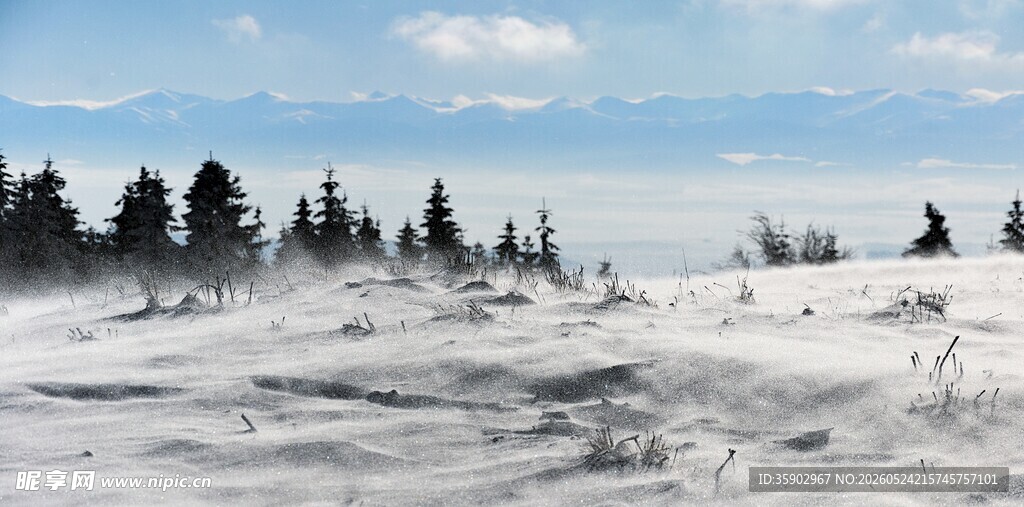 雪覆山林云雾缭绕之景