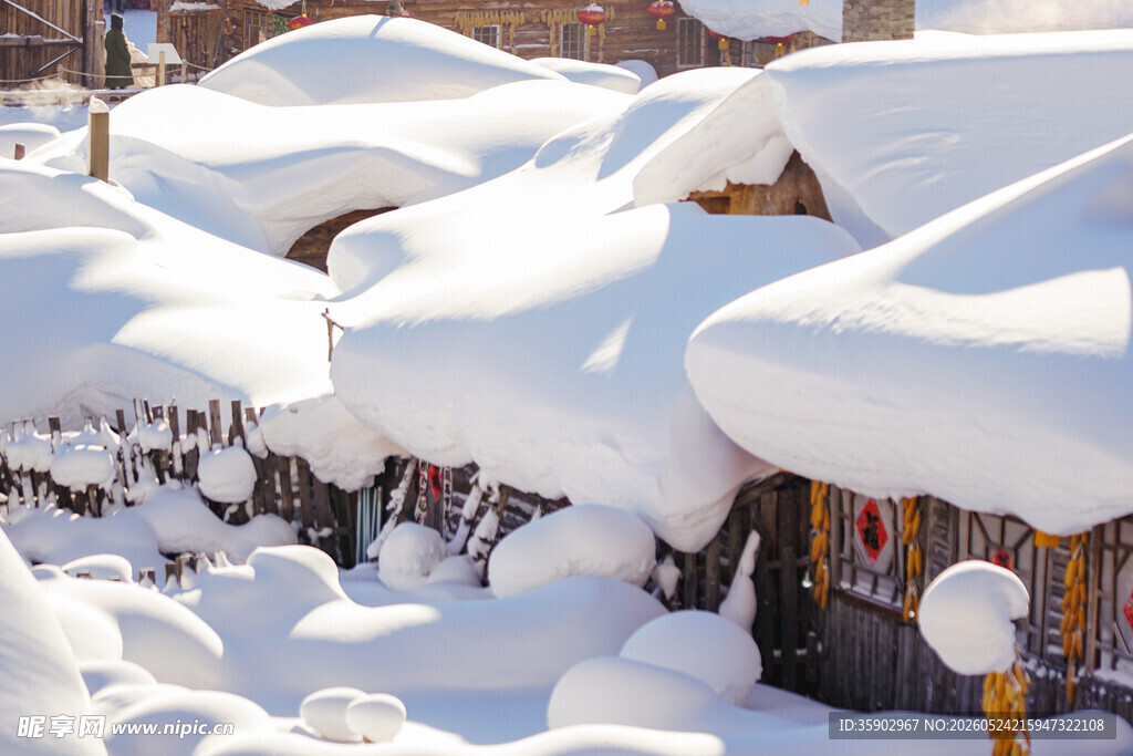 雪覆小屋的冬日静谧景象