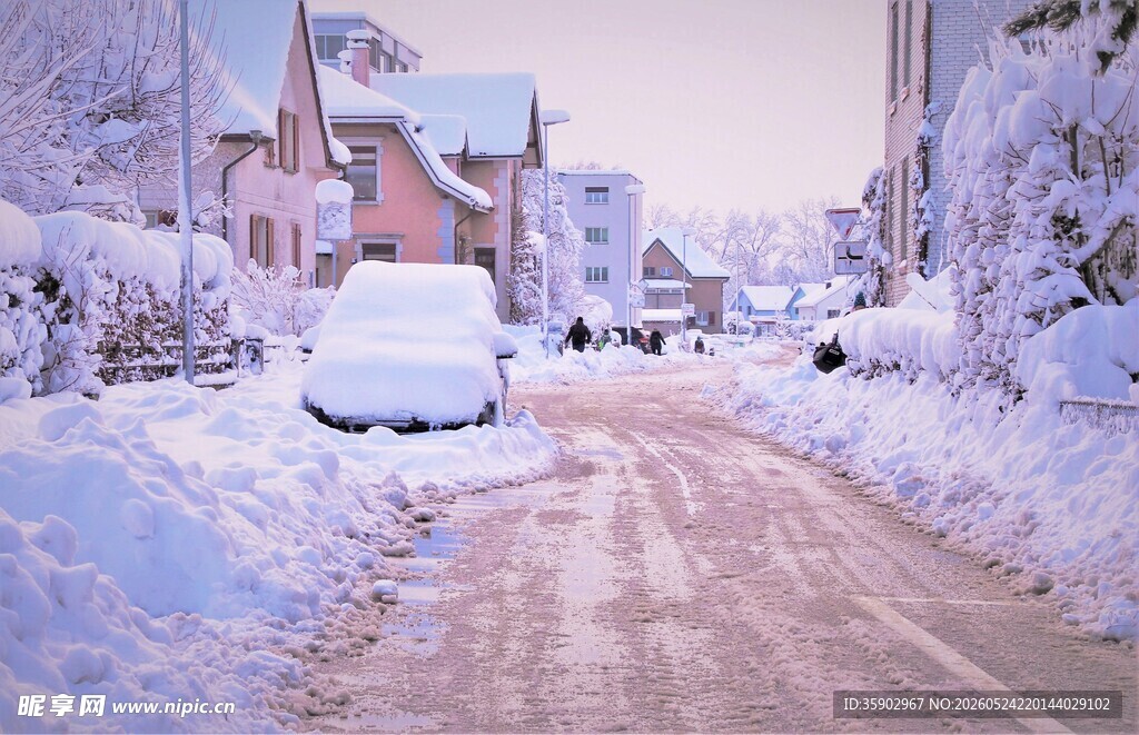 冬日雪后静谧的街道