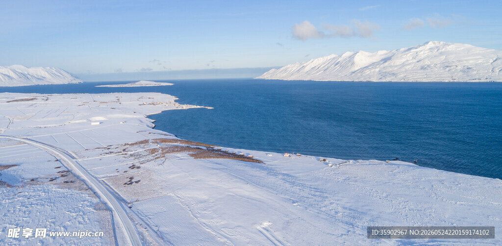 冬日冰雪覆盖的壮丽湖景