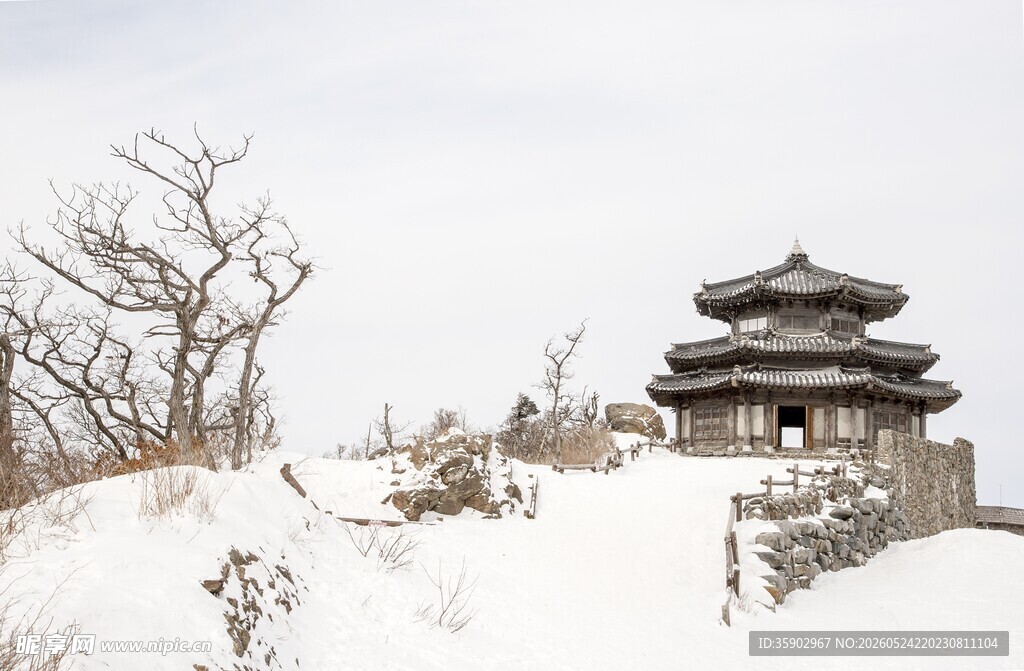 雪覆古亭显静谧之美