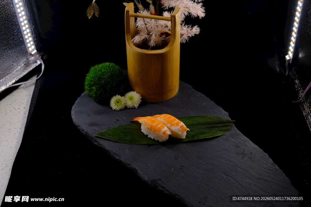 精致寿司摆盘与绿植装饰