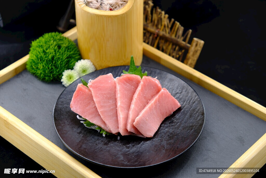 鲜嫩牛肉切片摆盘展示