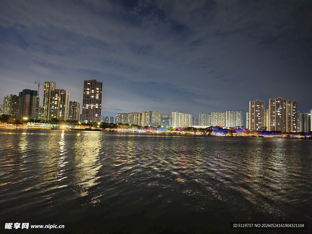 城市夜景下的璀璨水岸