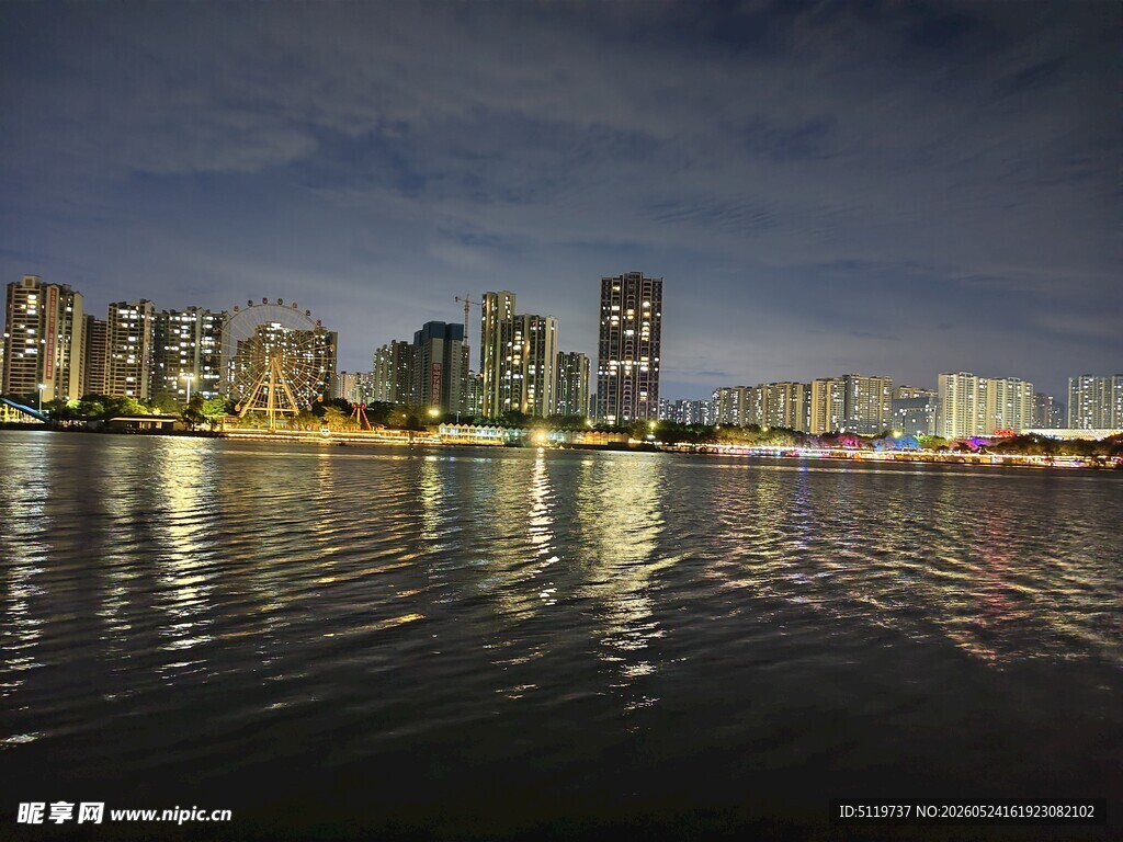 城市夜景下的静谧水面