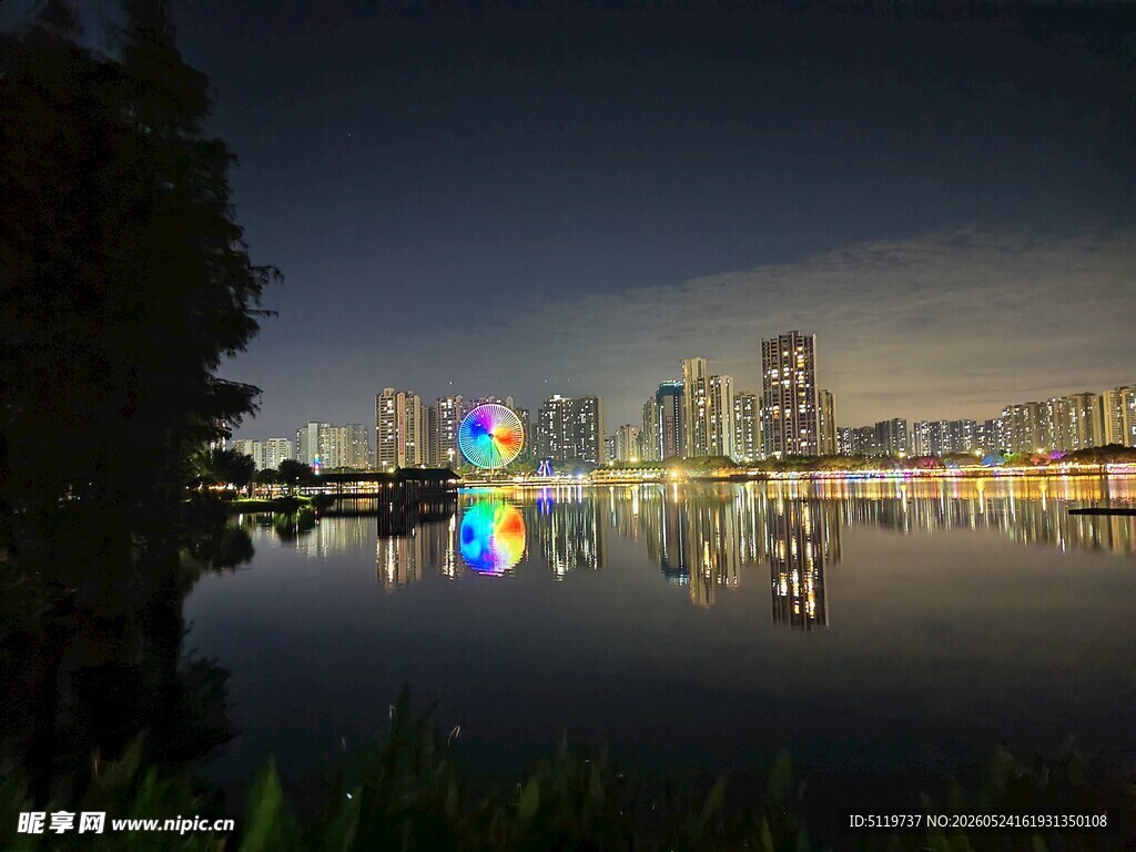 城市夜景湖面倒影璀璨灯光