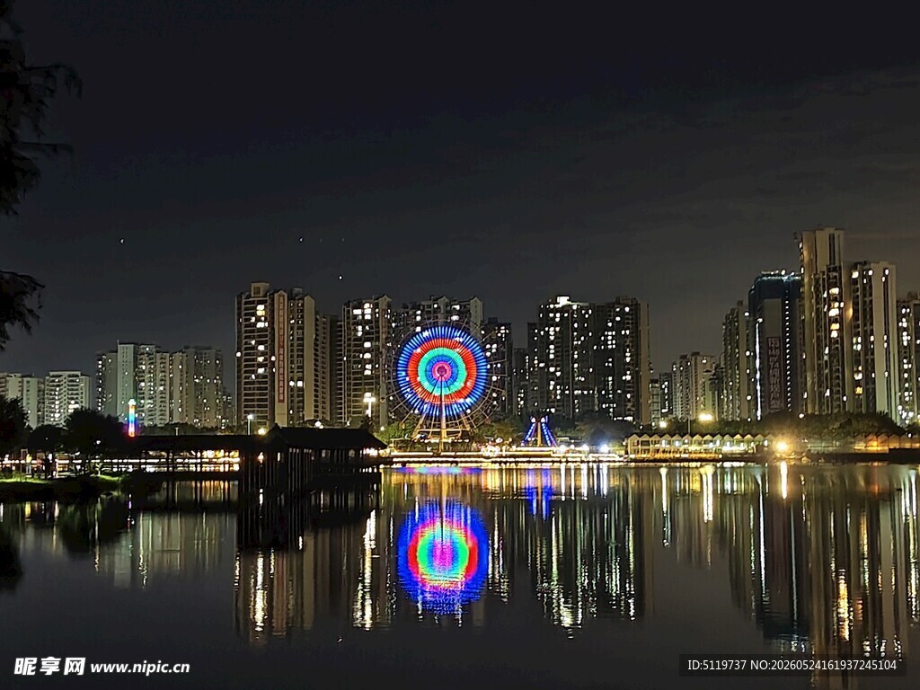 城市夜景湖面倒影璀璨灯光