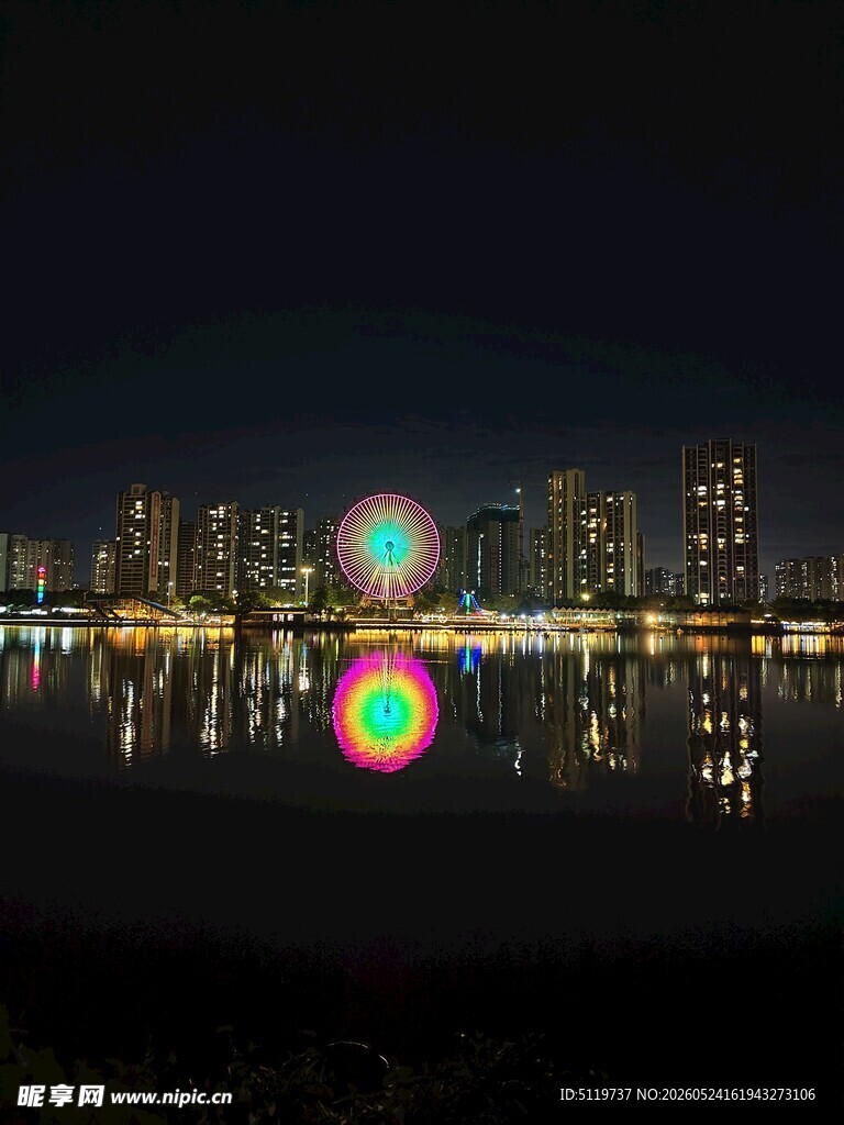 城市夜景下的璀璨灯光倒影