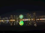 城市夜景中的璀璨灯光倒影