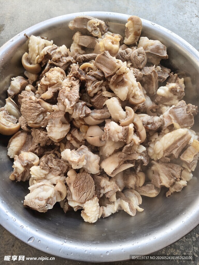 一碗切好的肉块