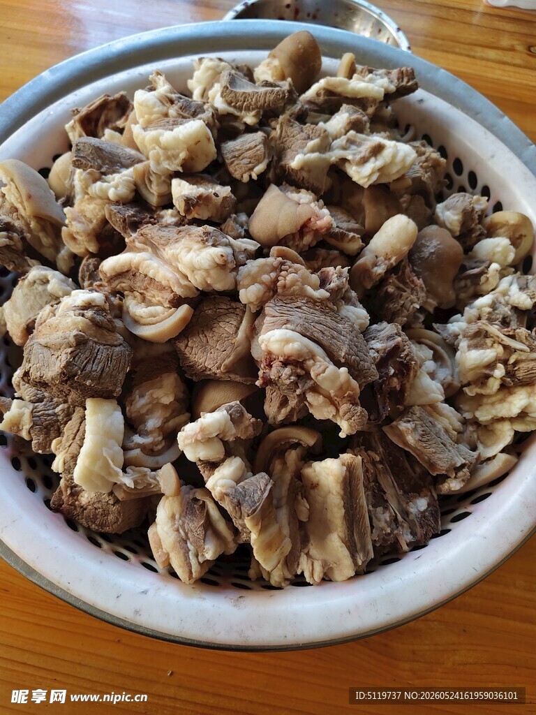 一碗美味的炖煮肉块