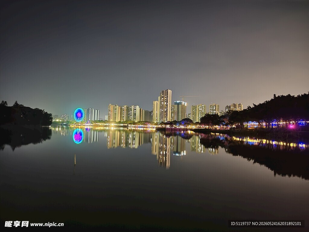 城市夜景湖面倒影璀璨灯火