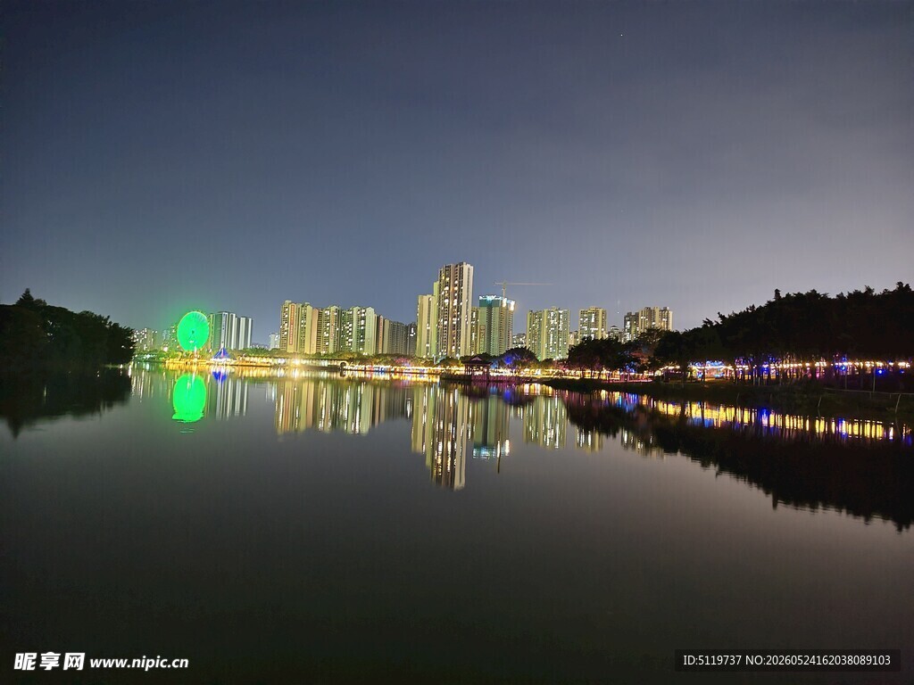 城市夜景湖面倒影之美