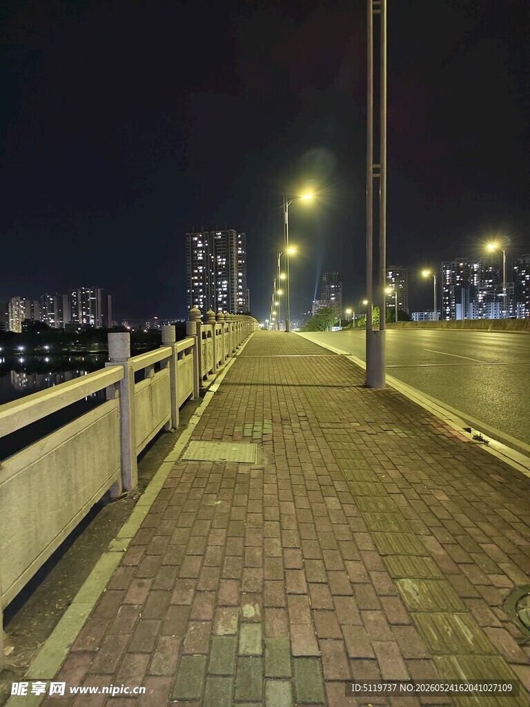 夜晚城市河畔的静谧步道