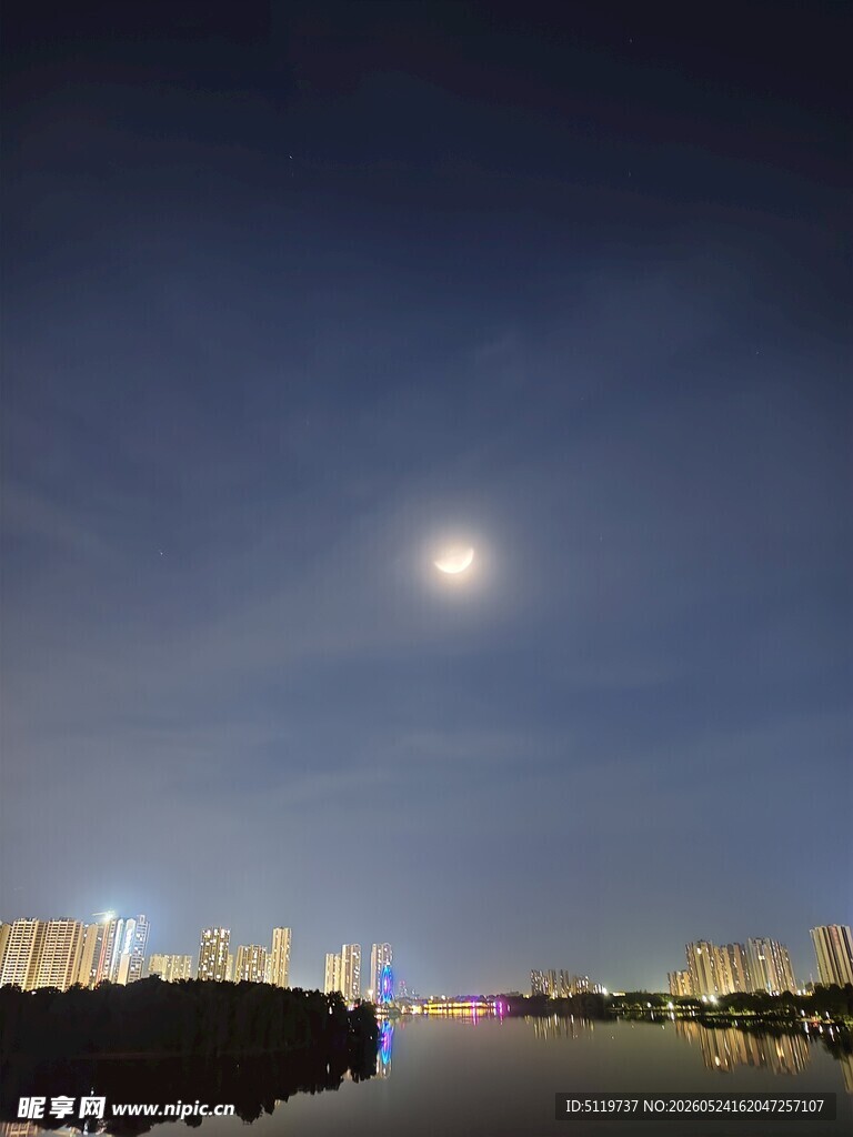 月夜下的城市河畔美景