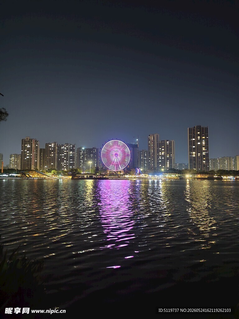 湖畔璀璨夜景中的梦幻摩天轮
