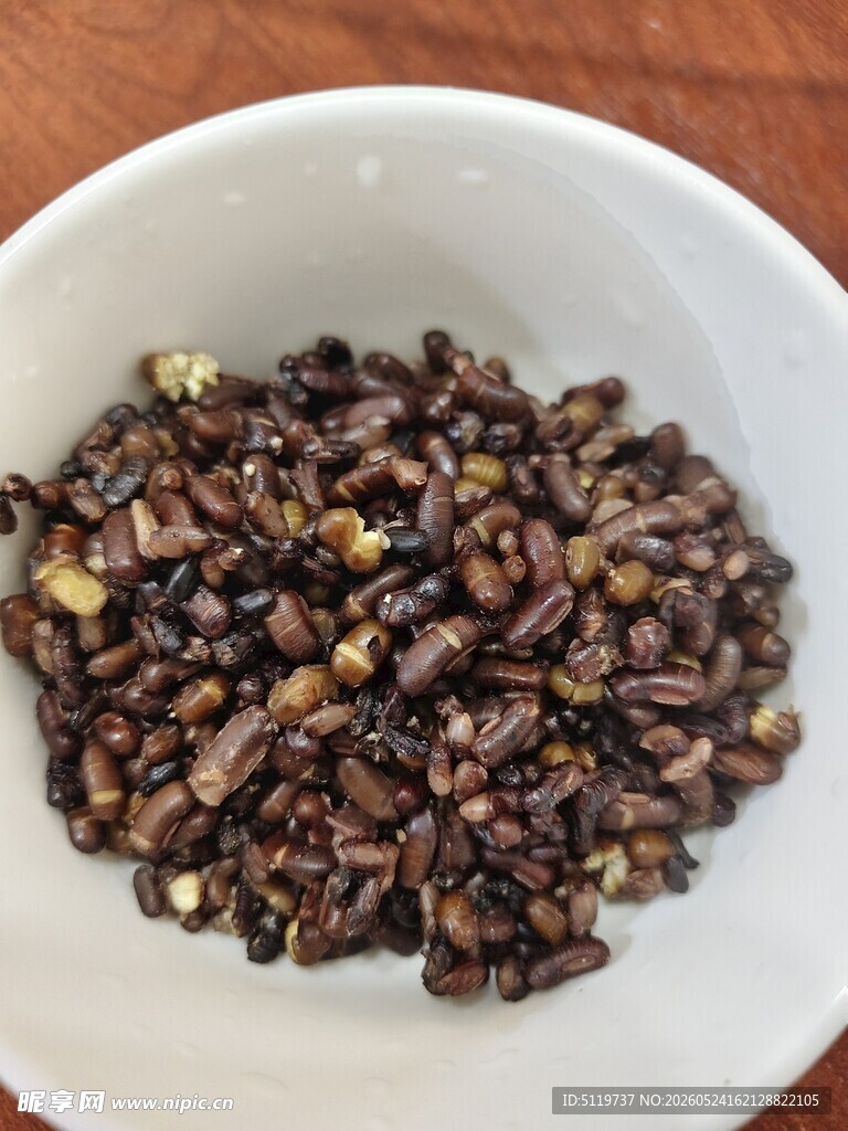 一碗黑紫色杂粮饭