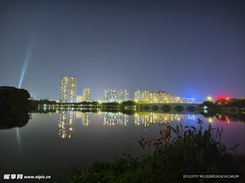 湖畔璀璨夜景倒映水面