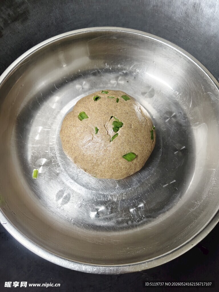 锅中煎制的带葱小面饼