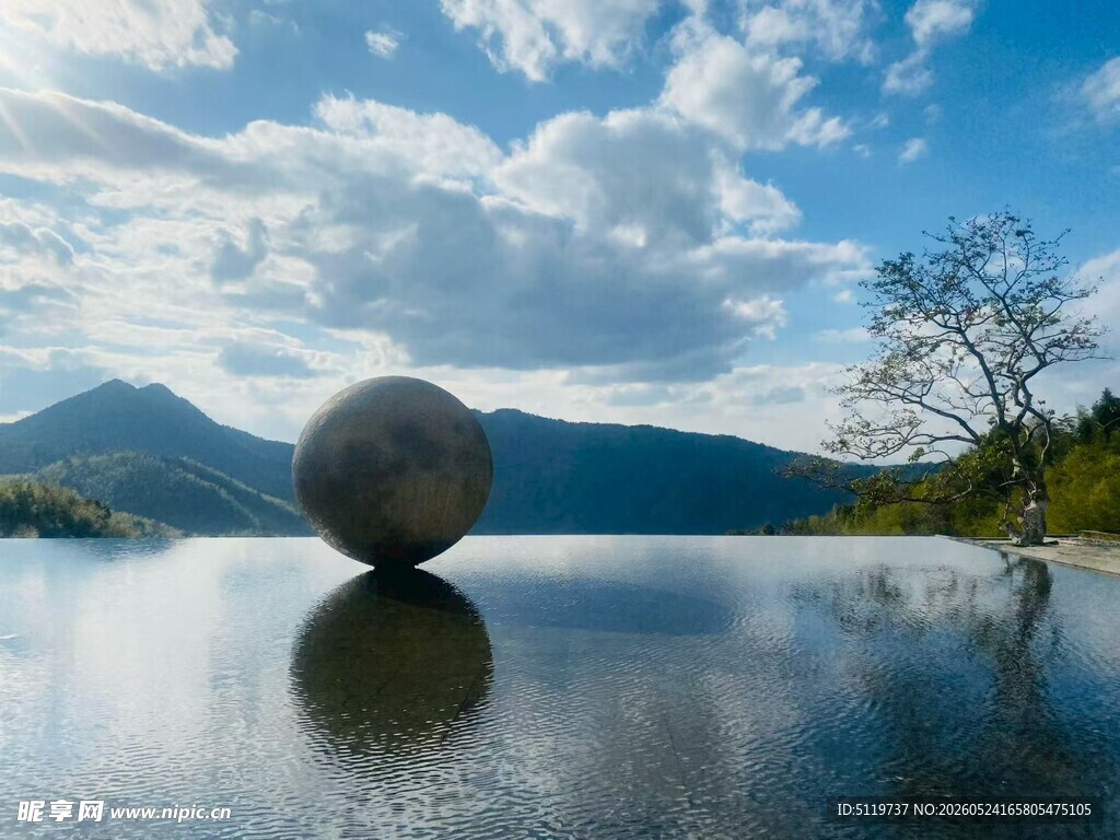 湖面上的神秘平衡石