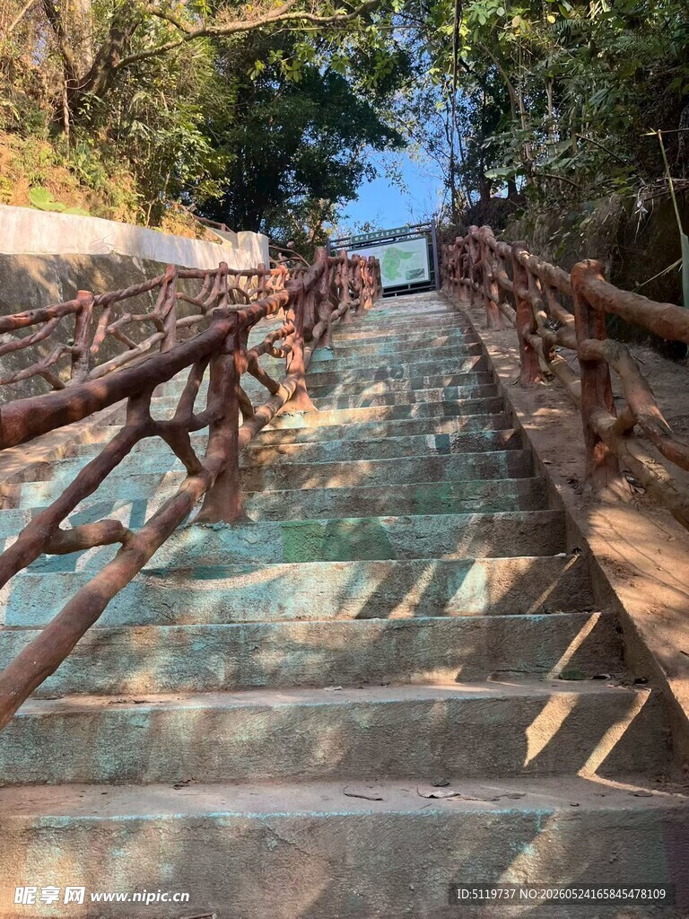 山间古朴石阶与木质扶手