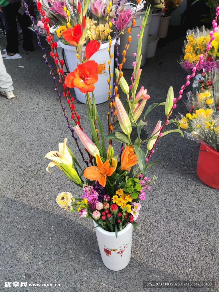 多彩鲜花装点白色花桶