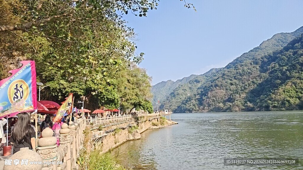江边人群赏景活动场景