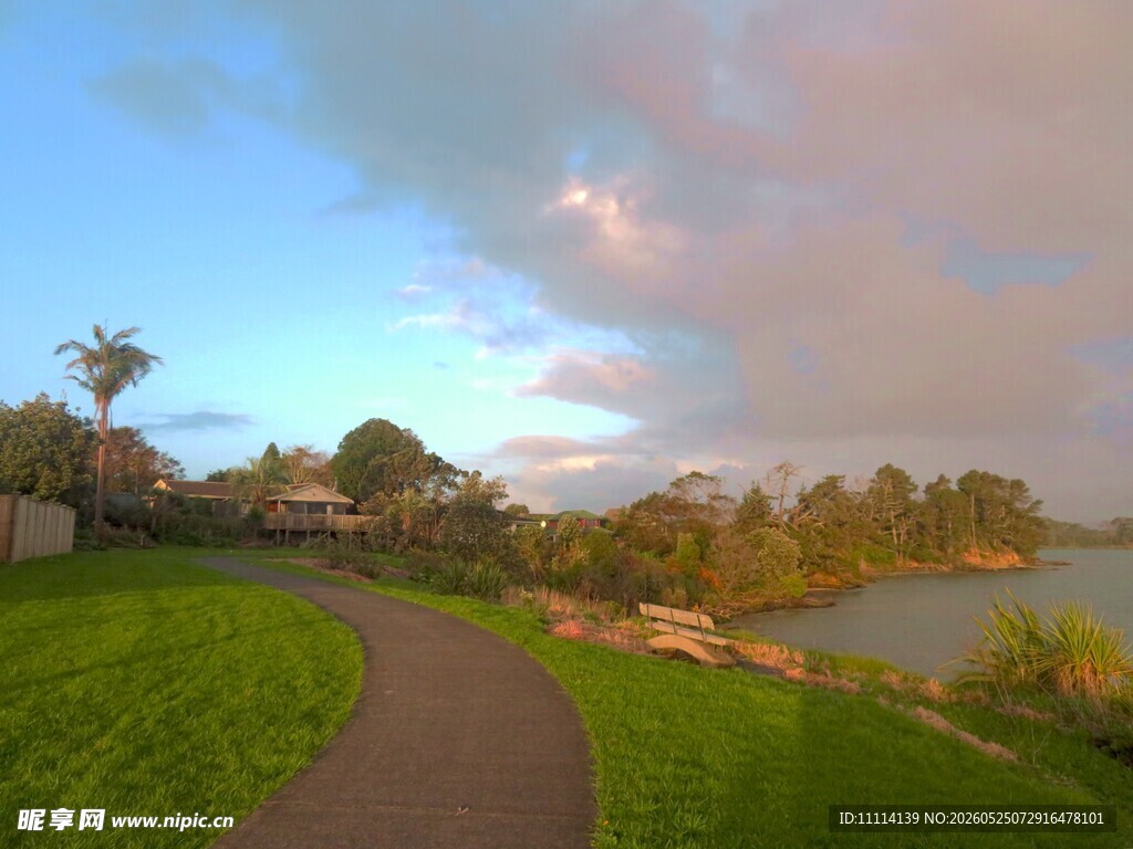 海滨黄昏邂逅自然美景