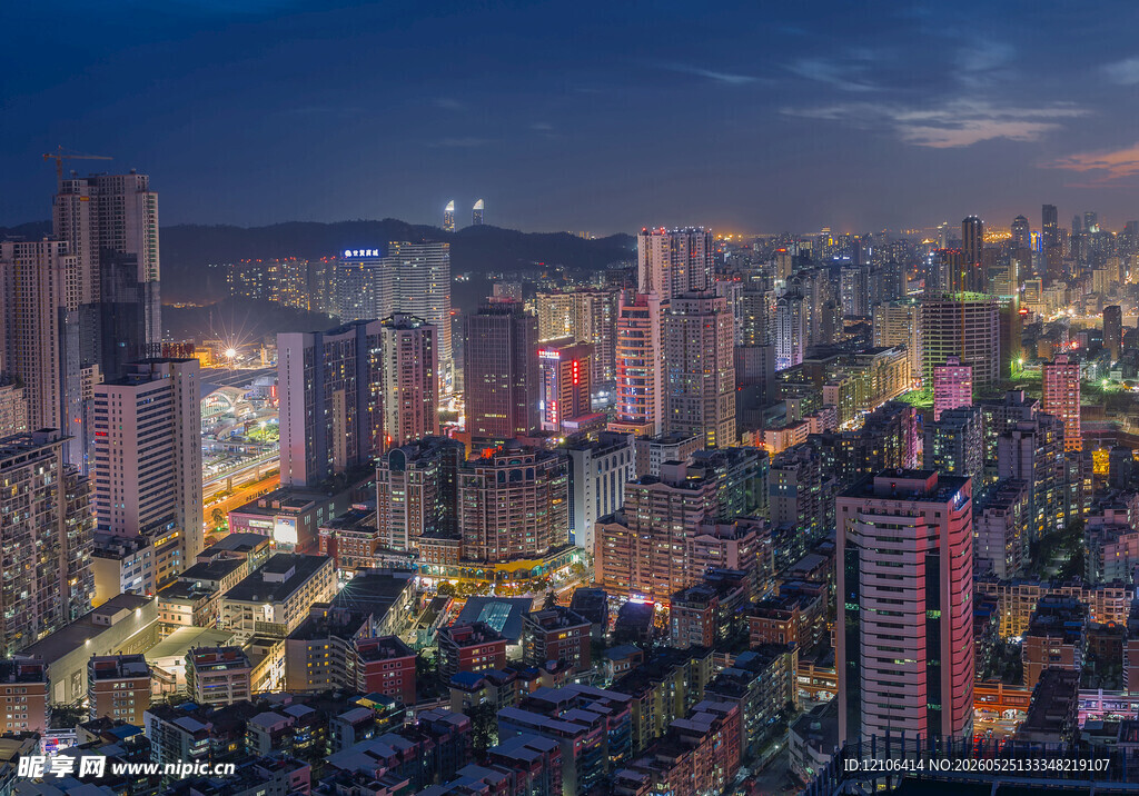 城市璀璨夜景俯瞰图